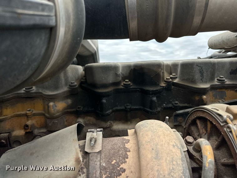 image for item EN2559 2004 Peterbilt  379 semi truck