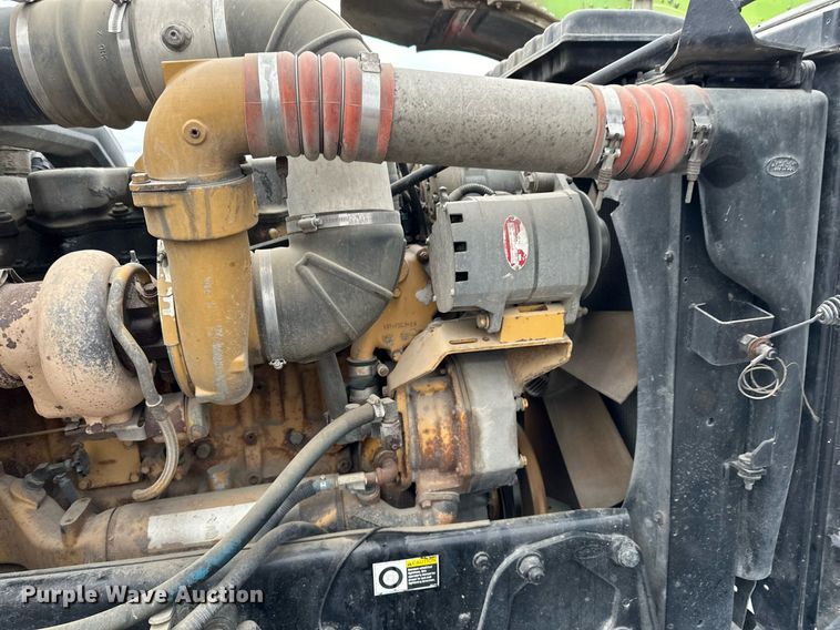 image for item EN2559 2004 Peterbilt  379 semi truck