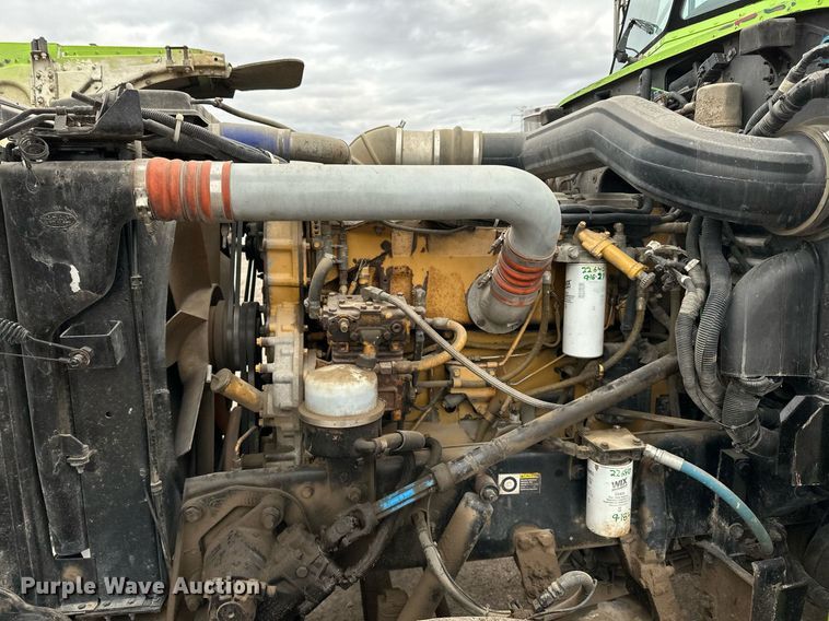 image for item EN2559 2004 Peterbilt  379 semi truck