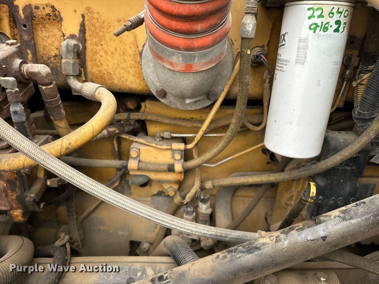 image for item EN2559 2004 Peterbilt  379 semi truck