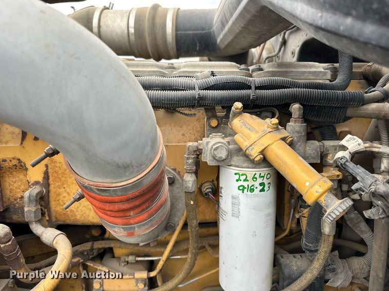 image for item EN2559 2004 Peterbilt  379 semi truck