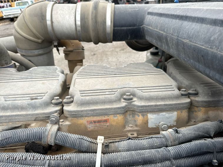 image for item EN2559 2004 Peterbilt  379 semi truck