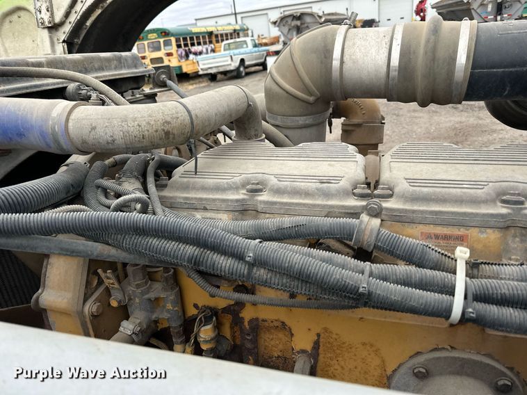 image for item EN2559 2004 Peterbilt  379 semi truck