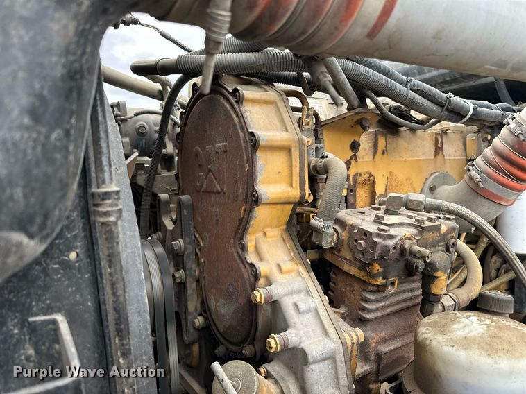 image for item EN2559 2004 Peterbilt  379 semi truck