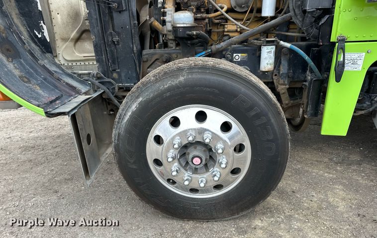 image for item EN2559 2004 Peterbilt  379 semi truck