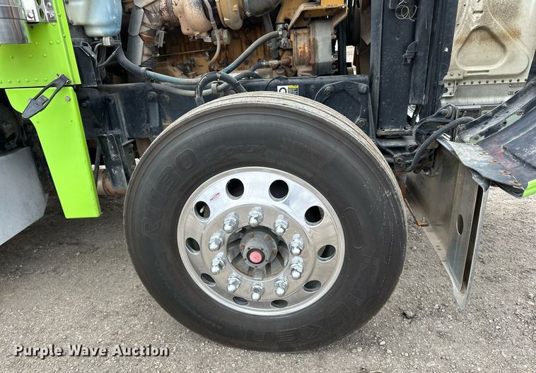 image for item EN2559 2004 Peterbilt  379 semi truck