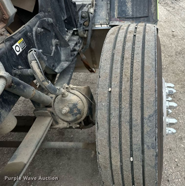 image for item EN2559 2004 Peterbilt  379 semi truck