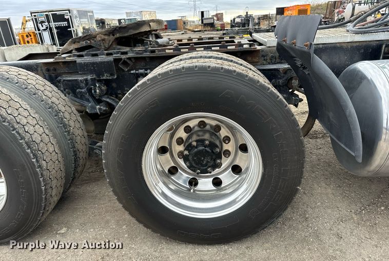 image for item EN2559 2004 Peterbilt  379 semi truck