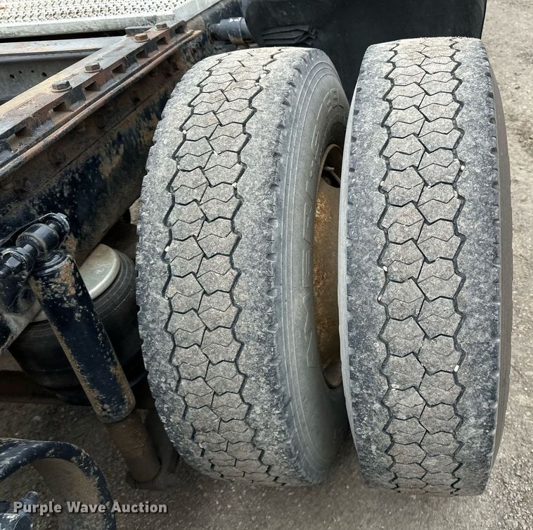 image for item EN2559 2004 Peterbilt  379 semi truck