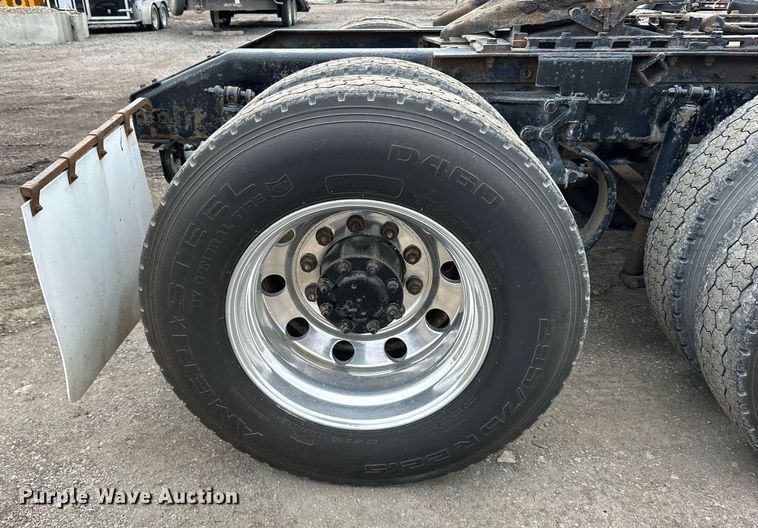 image for item EN2559 2004 Peterbilt  379 semi truck