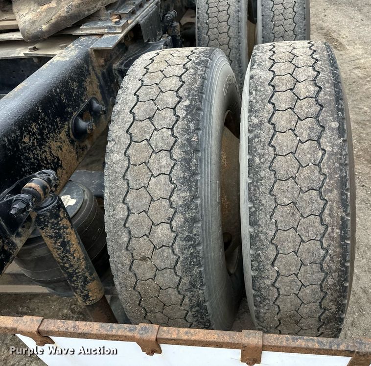 image for item EN2559 2004 Peterbilt  379 semi truck