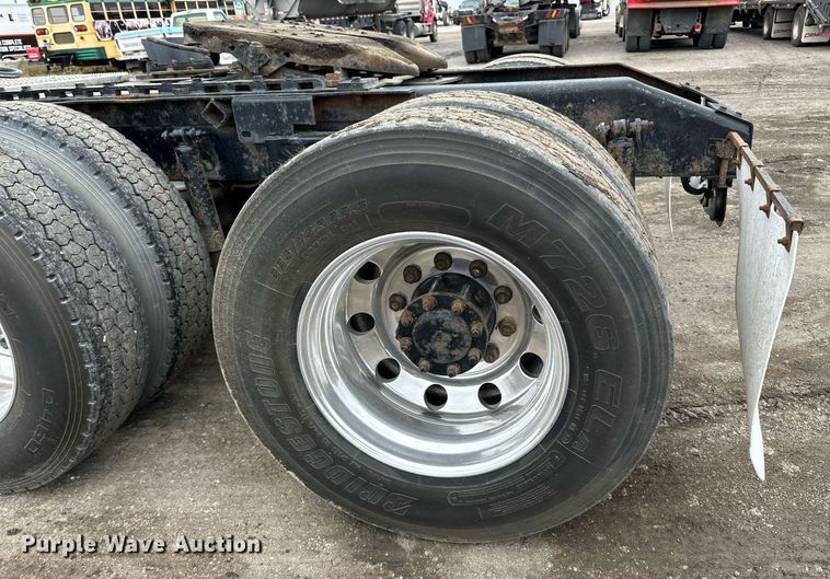 image for item EN2559 2004 Peterbilt  379 semi truck