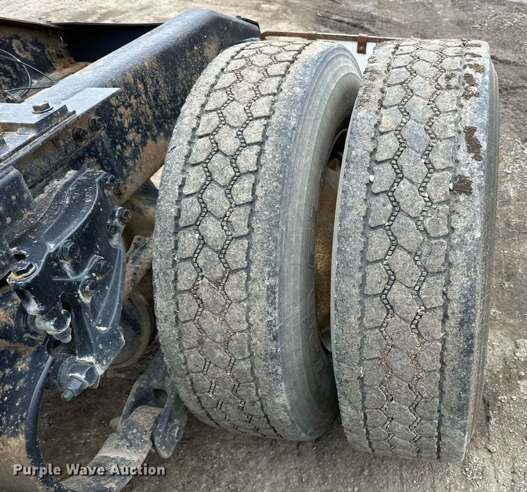 image for item EN2559 2004 Peterbilt  379 semi truck