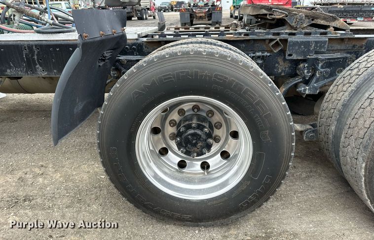 image for item EN2559 2004 Peterbilt  379 semi truck