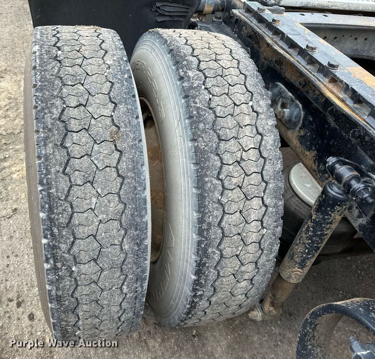 image for item EN2559 2004 Peterbilt  379 semi truck