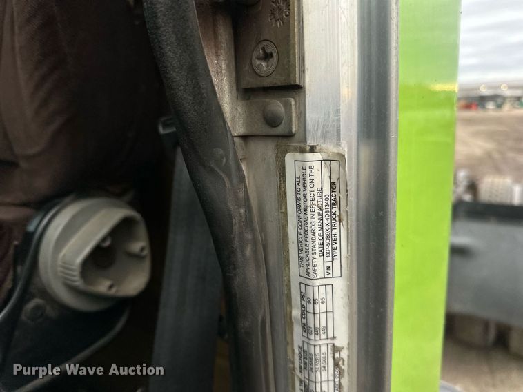 image for item EN2559 2004 Peterbilt  379 semi truck