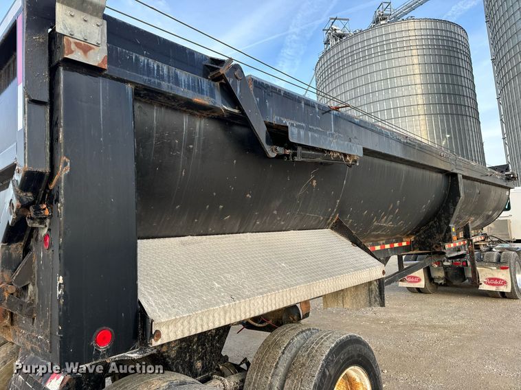 image for item EN5082 2005 Clement RKHSB432 end dump trailer