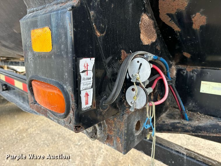 image for item EN5082 2005 Clement RKHSB432 end dump trailer