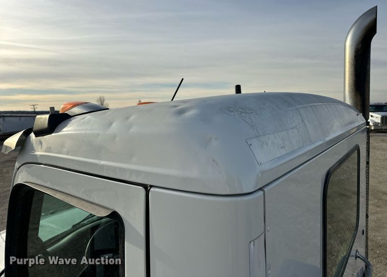 image for item EN5083 2019 Peterbilt 567 semi truck