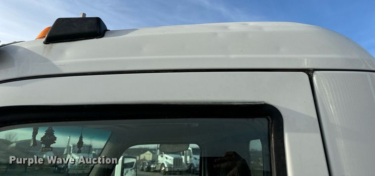 image for item EN5083 2019 Peterbilt 567 semi truck