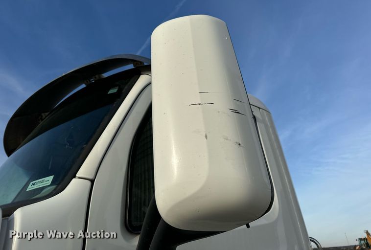 image for item EN5083 2019 Peterbilt 567 semi truck