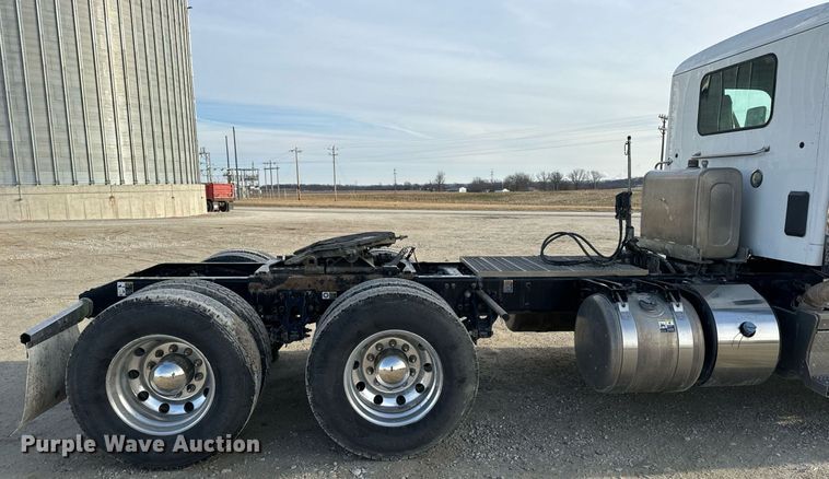 image for item EN5083 2019 Peterbilt 567 semi truck