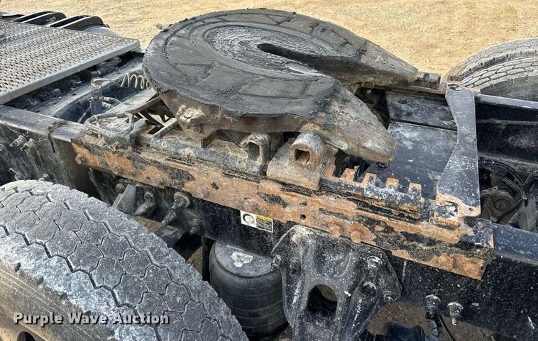 image for item EN5083 2019 Peterbilt 567 semi truck