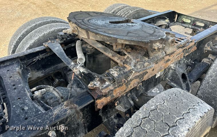 image for item EN5083 2019 Peterbilt 567 semi truck