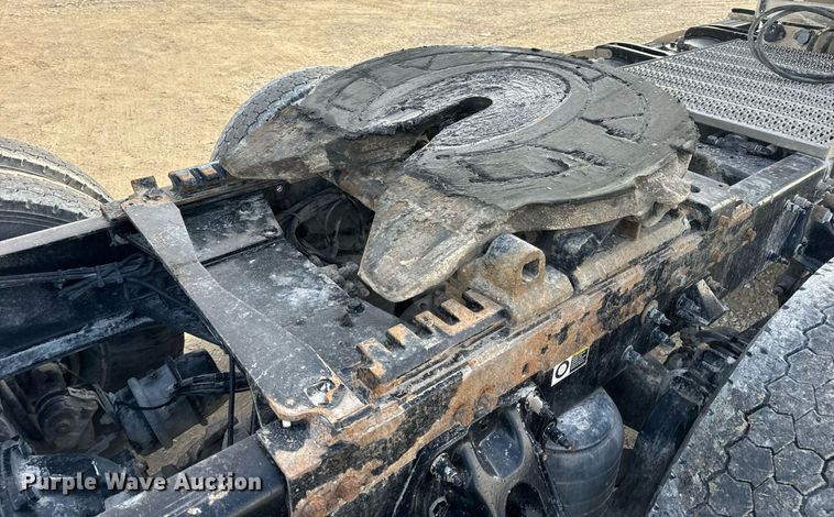 image for item EN5083 2019 Peterbilt 567 semi truck