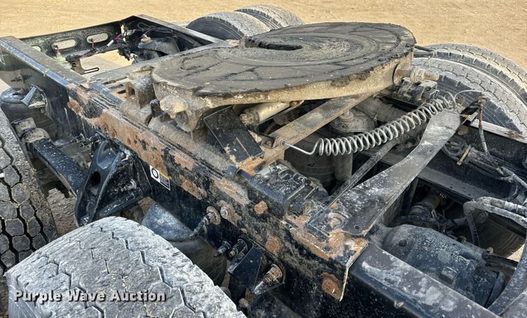 image for item EN5083 2019 Peterbilt 567 semi truck