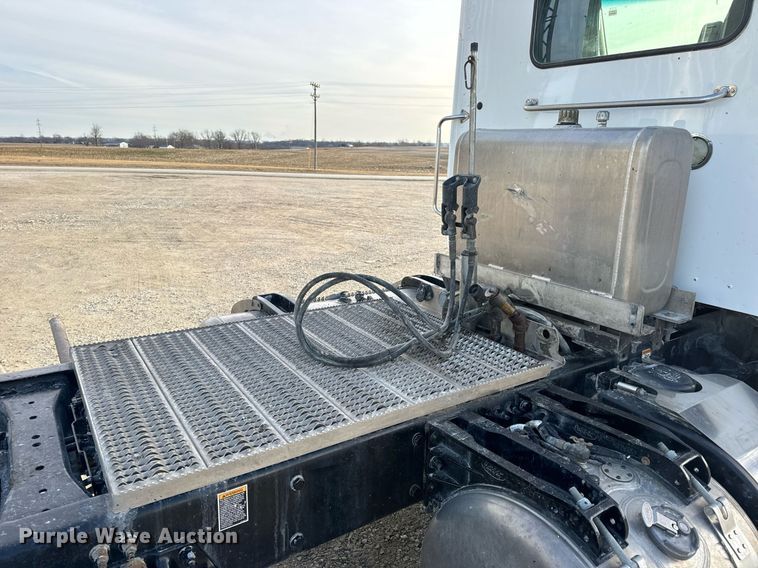image for item EN5083 2019 Peterbilt 567 semi truck