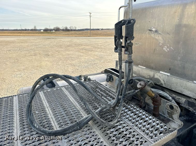 image for item EN5083 2019 Peterbilt 567 semi truck