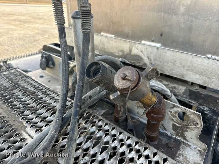 image for item EN5083 2019 Peterbilt 567 semi truck