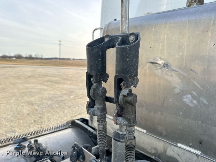 image for item EN5083 2019 Peterbilt 567 semi truck