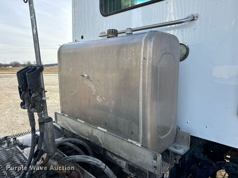 image for item EN5083 2019 Peterbilt 567 semi truck