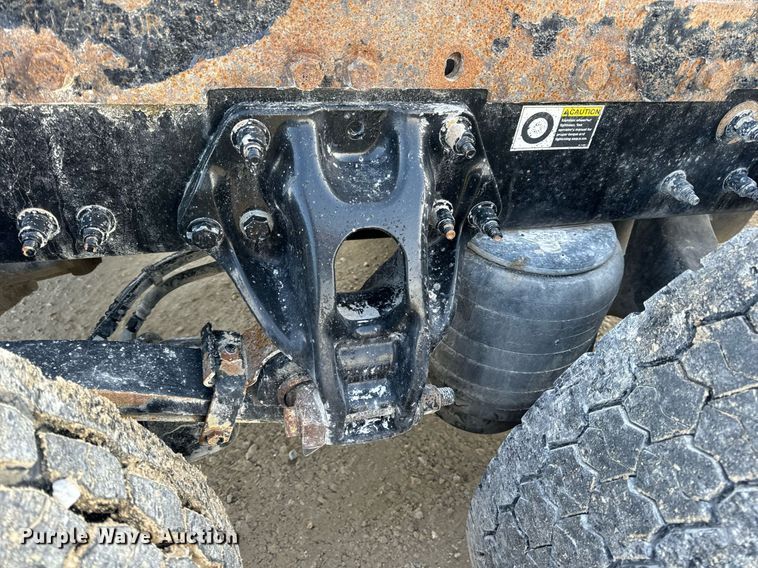 image for item EN5083 2019 Peterbilt 567 semi truck