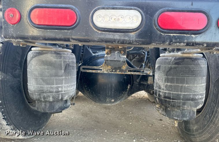 image for item EN5083 2019 Peterbilt 567 semi truck