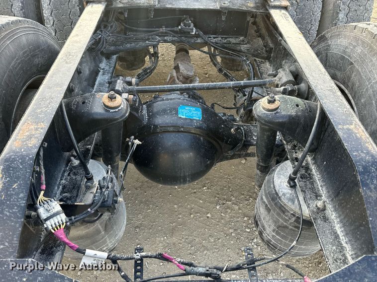 image for item EN5083 2019 Peterbilt 567 semi truck