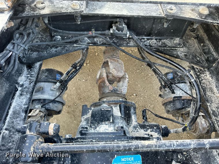 image for item EN5083 2019 Peterbilt 567 semi truck