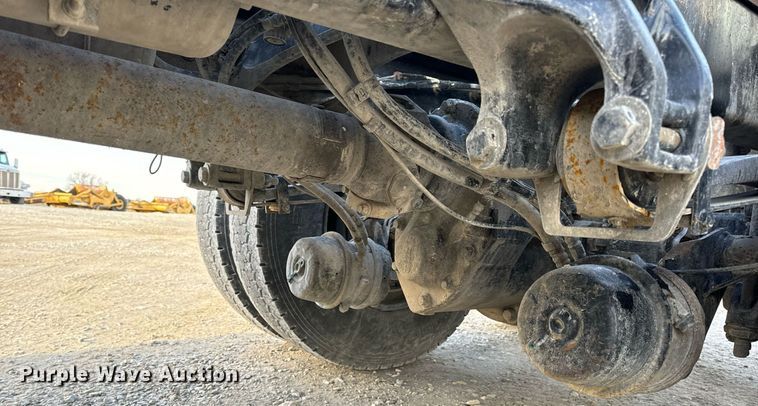 image for item EN5083 2019 Peterbilt 567 semi truck