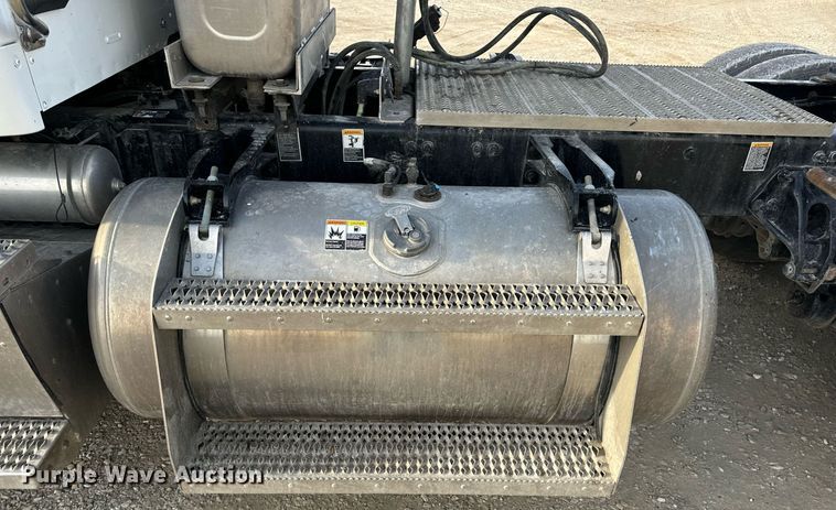 image for item EN5083 2019 Peterbilt 567 semi truck