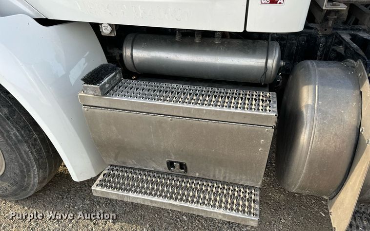 image for item EN5083 2019 Peterbilt 567 semi truck