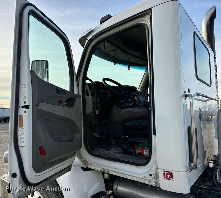 image for item EN5083 2019 Peterbilt 567 semi truck