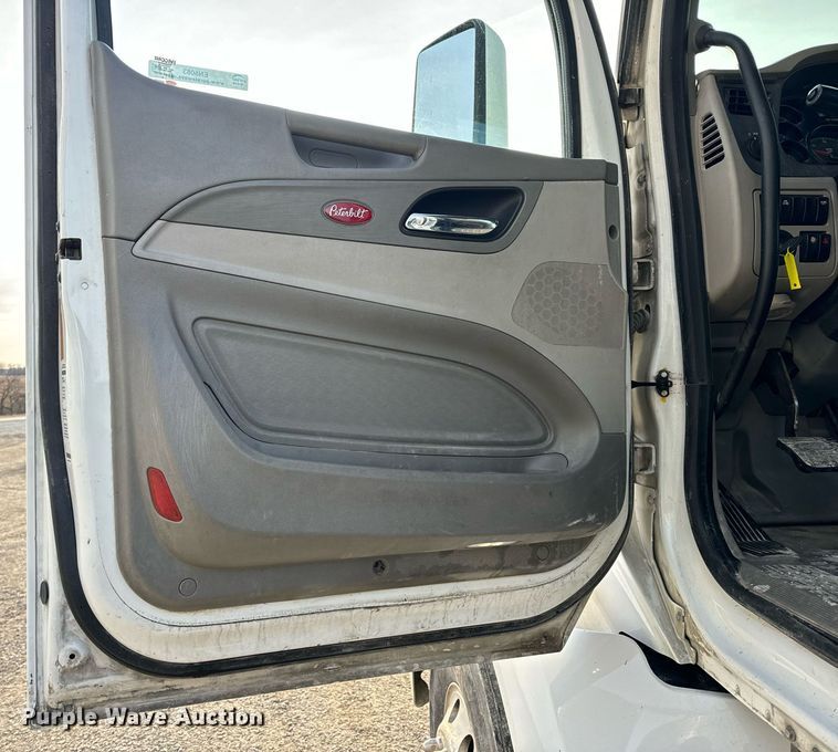 image for item EN5083 2019 Peterbilt 567 semi truck