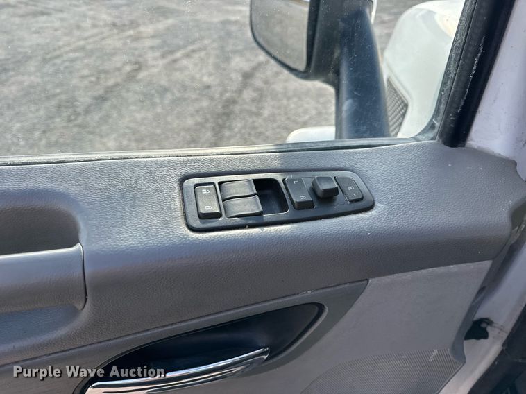 image for item EN5083 2019 Peterbilt 567 semi truck