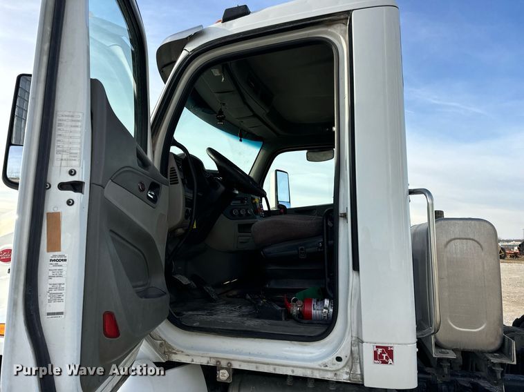 image for item EN5083 2019 Peterbilt 567 semi truck