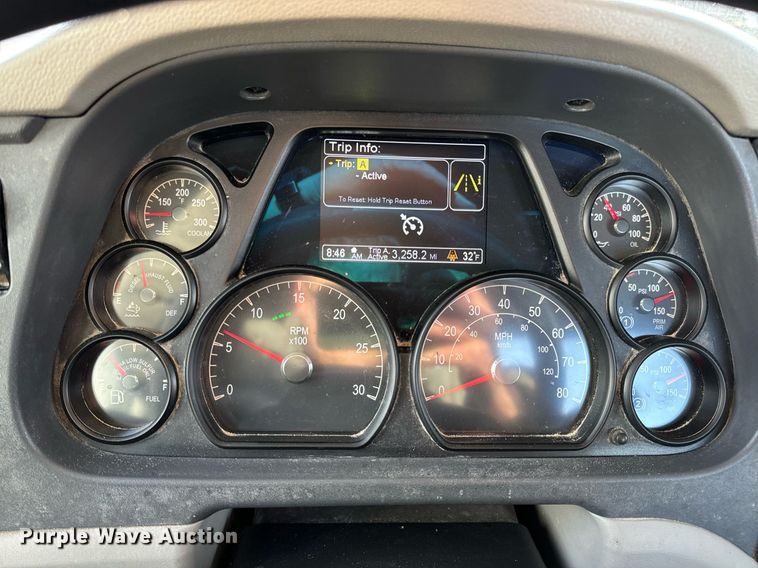 image for item EN5083 2019 Peterbilt 567 semi truck