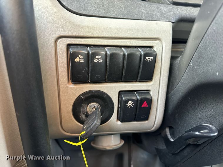 image for item EN5083 2019 Peterbilt 567 semi truck