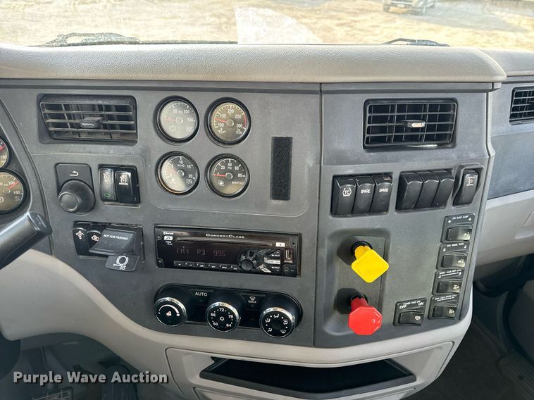 image for item EN5083 2019 Peterbilt 567 semi truck