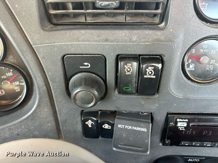 image for item EN5083 2019 Peterbilt 567 semi truck